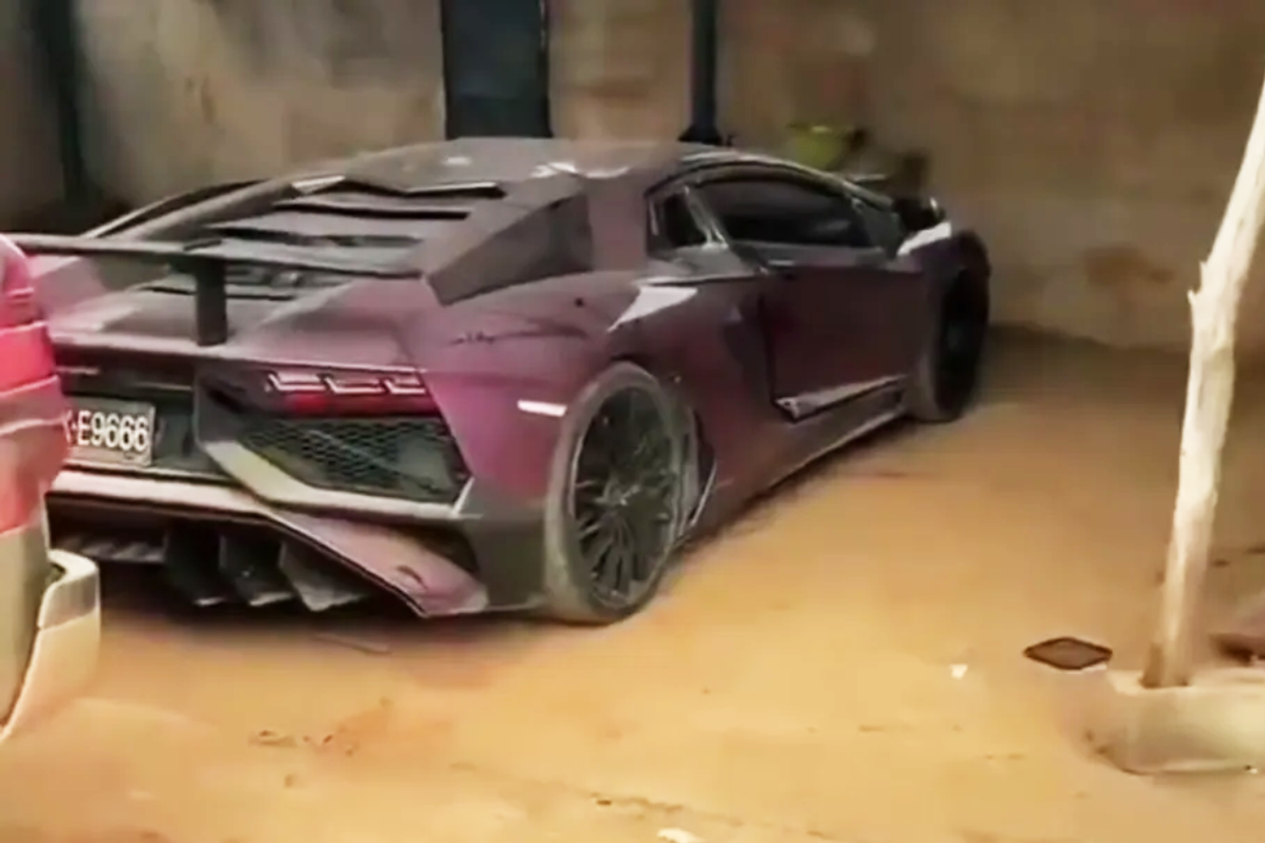 Король джунглей: в лесах Мьянмы нашли редкий Lamborghini Aventador