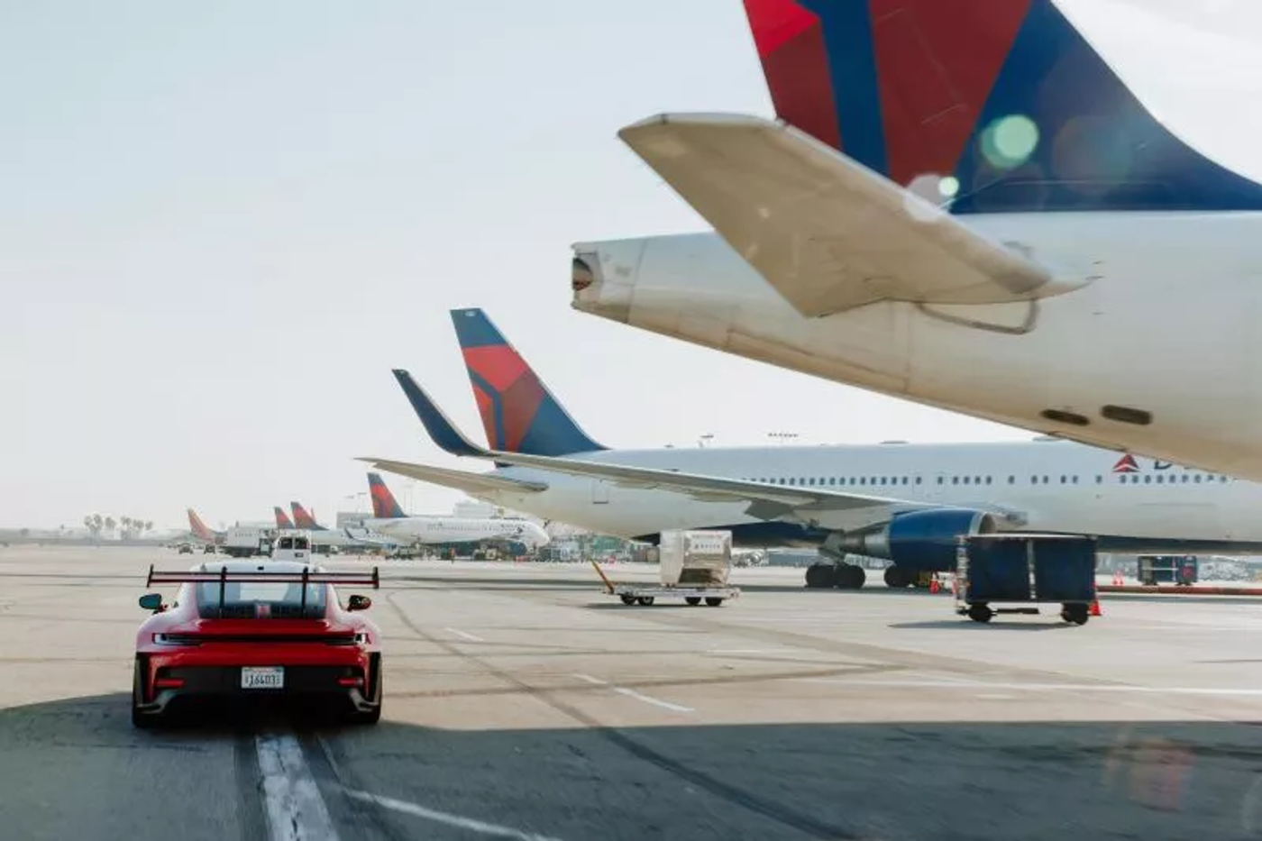 Porsche 911 GT3 RS доставит пассажиров на стыковочные рейсы Delta Air Lines в США