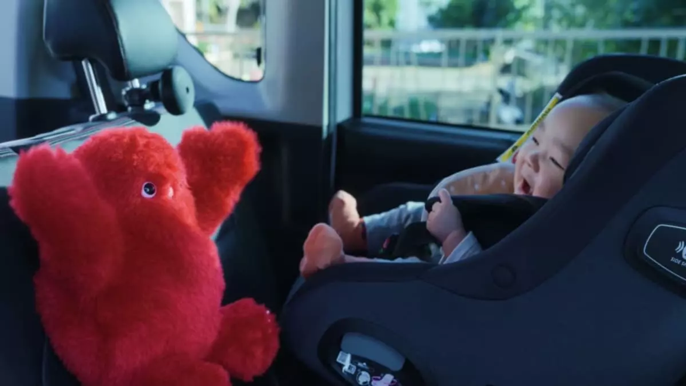 Интерактивная кукла Nissan знает, как развлечь малышей, чтобы родители могли вести машину