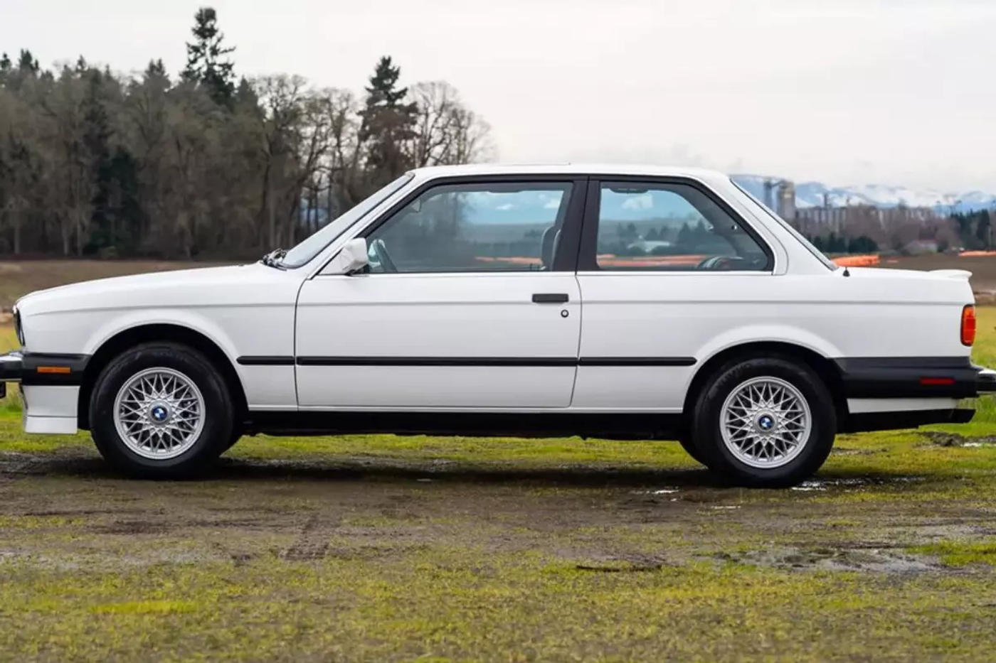 Легендарная «тройка»: на одном из американских аукционов продается BMW 325is