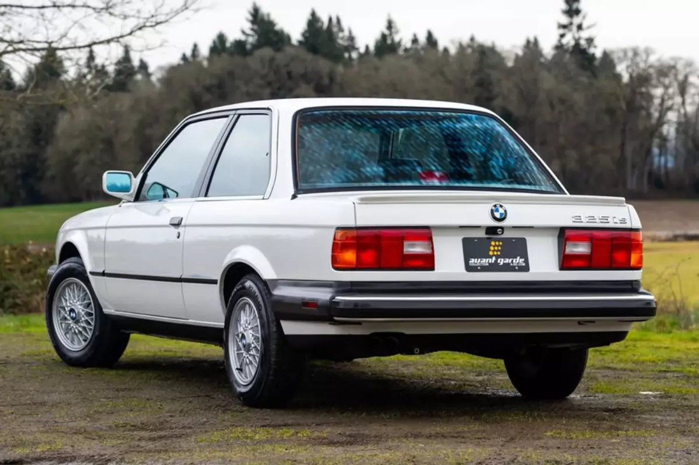 Легендарная «тройка»: на одном из американских аукционов продается BMW 325is