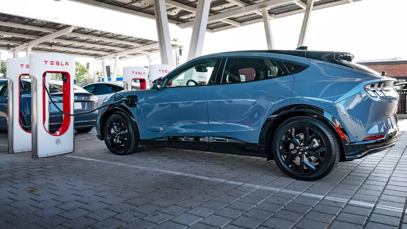 Tesla заработает миллиарды на сети станций Supercharger