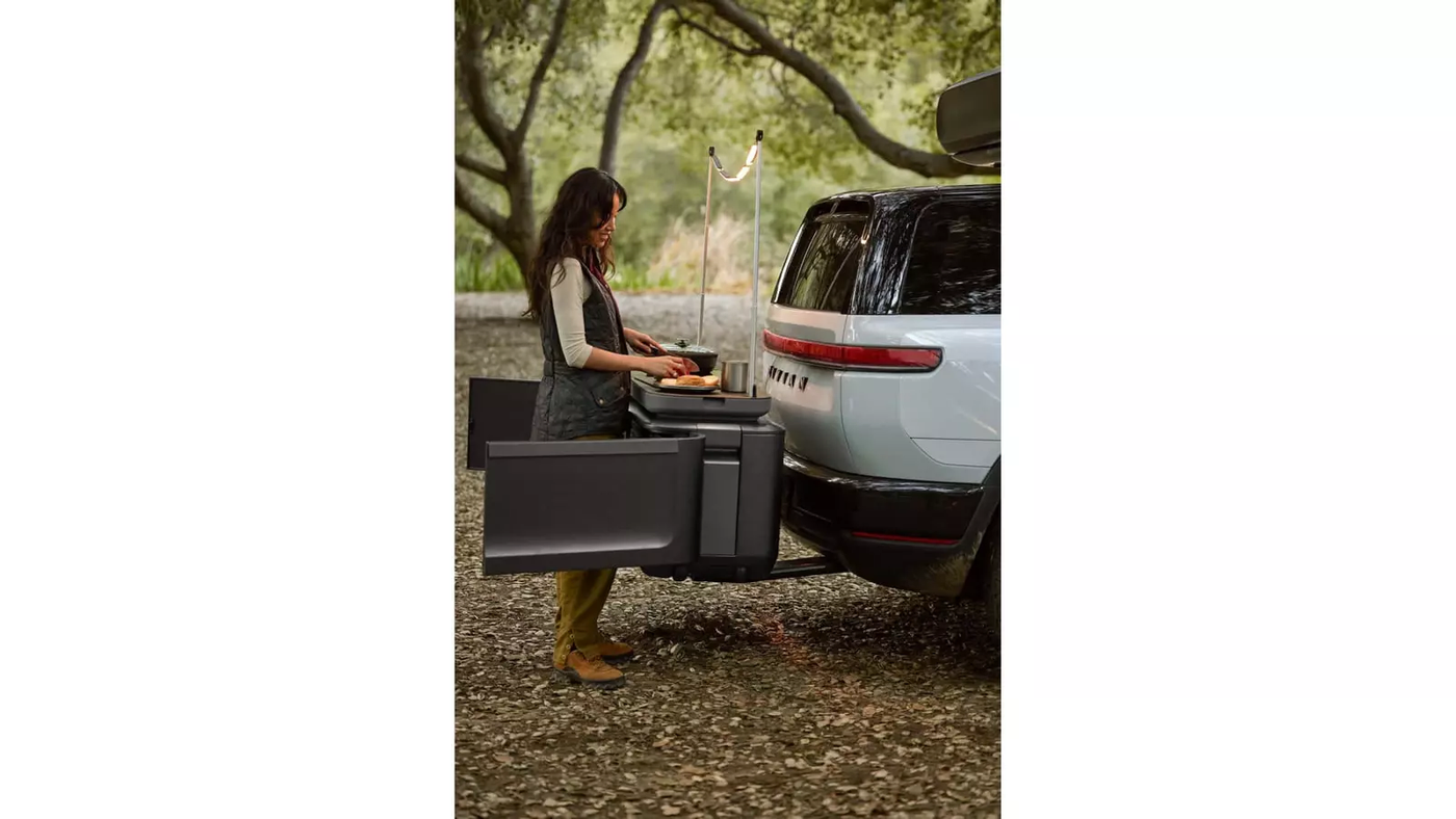 Rivian выпустит походную кухню и палатку на крыше для любителей путешествий
