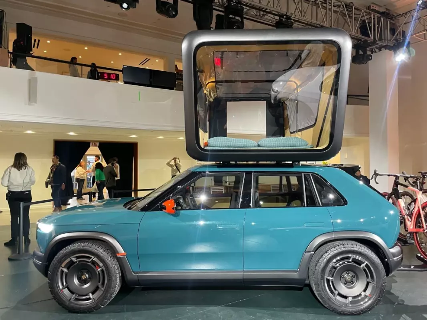 Rivian R2: теперь еще и с проектором