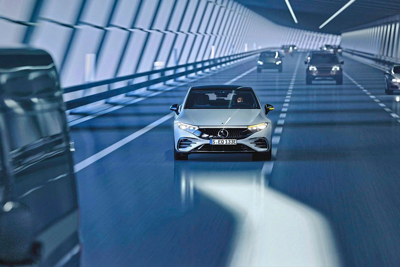 В Mercedes EQ расширили использование функции автономной смены полосы движения