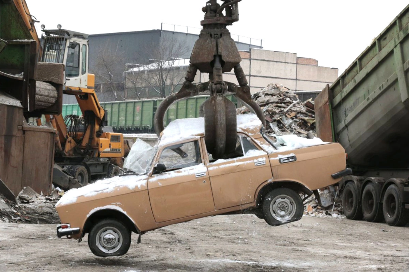 Долой автохлам! Какая судьба ждет брошенные во дворах автомобили
