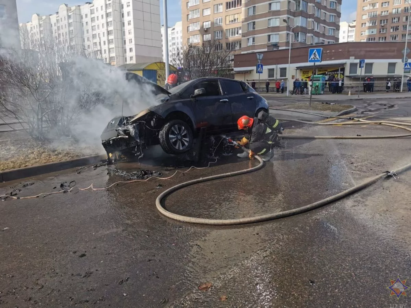 Электромобиль в Минске тушили три пожарных расчета