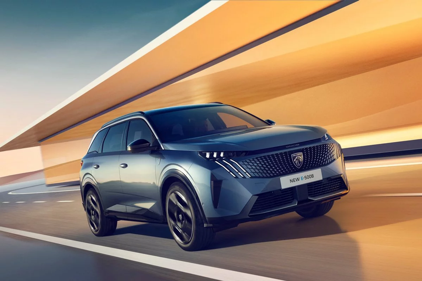 Теперь и электрокар: представлено новое поколение кроссовера Peugeot 5008