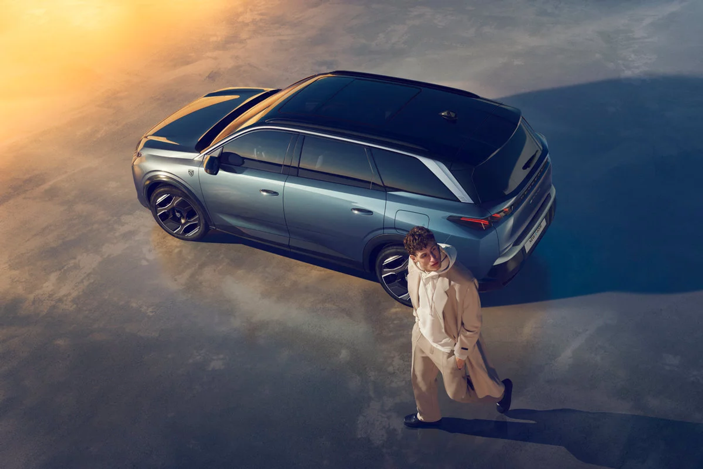 Теперь и электрокар: представлено новое поколение кроссовера Peugeot 5008