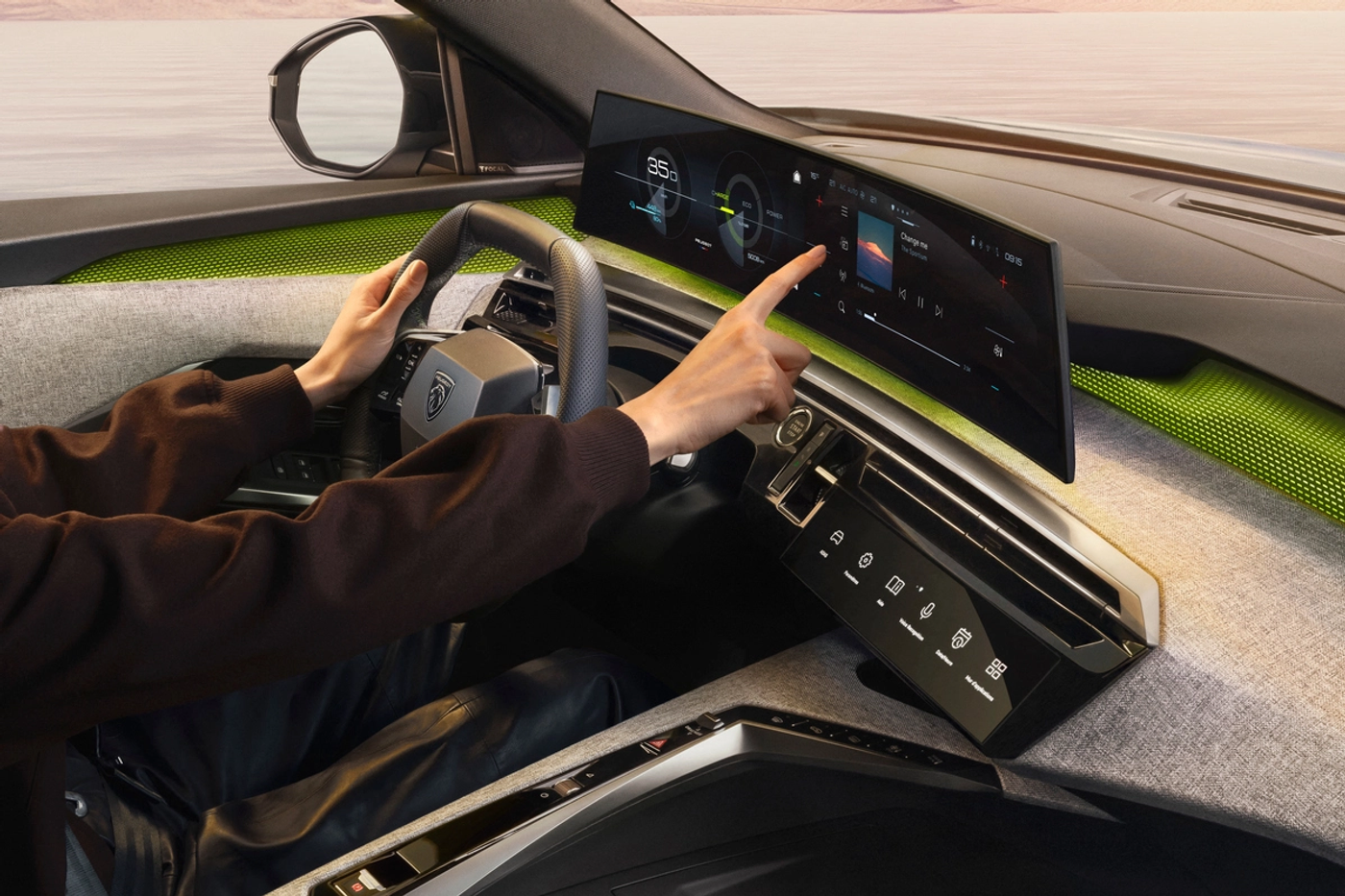 Теперь и электрокар: представлено новое поколение кроссовера Peugeot 5008