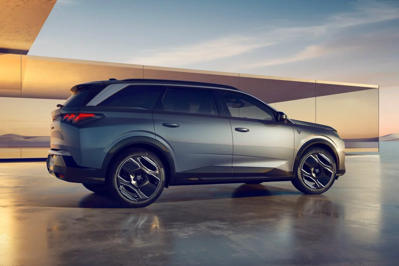 Теперь и электрокар: представлено новое поколение кроссовера Peugeot 5008