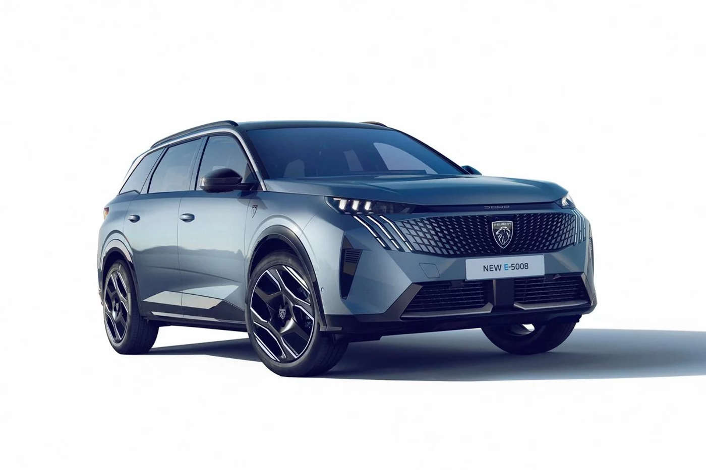Теперь и электрокар: представлено новое поколение кроссовера Peugeot 5008