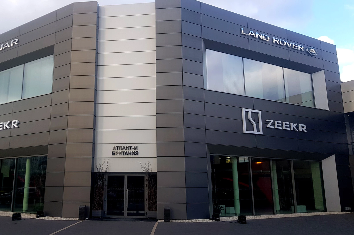 В Минске открылся официальный дилерский центр Zeekr