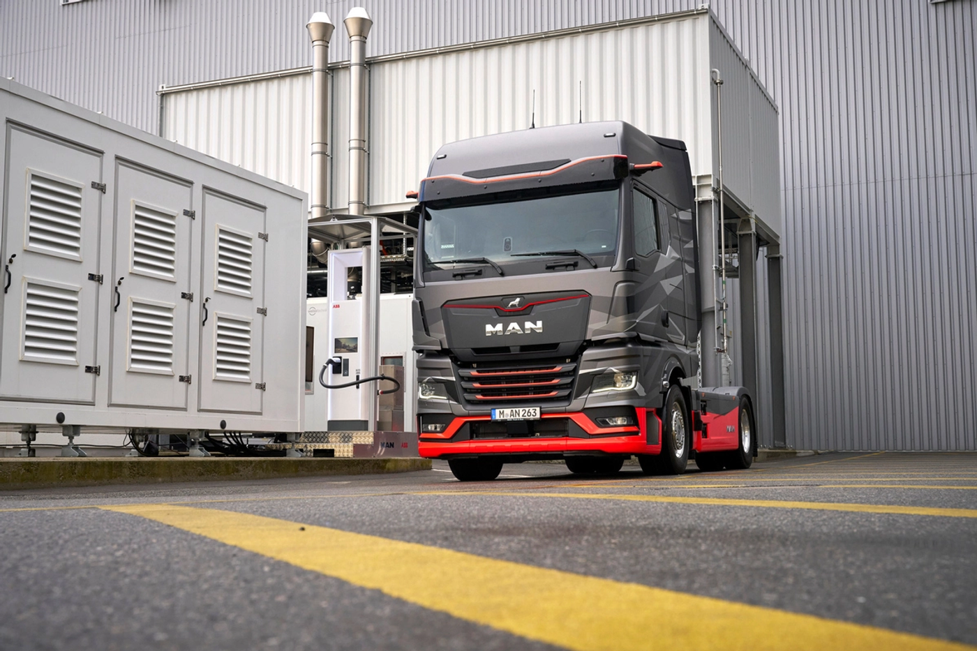 ABB E-mobility и MAN продемонстрировали прототип мегаваттной зарядки MCS