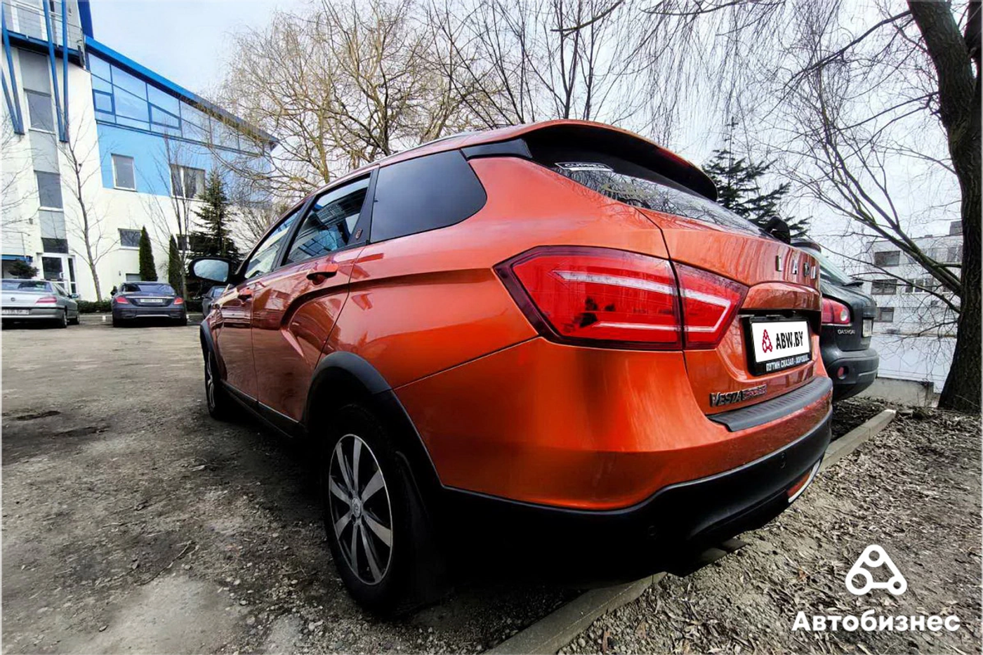 Lada Vesta Cross сзади слева