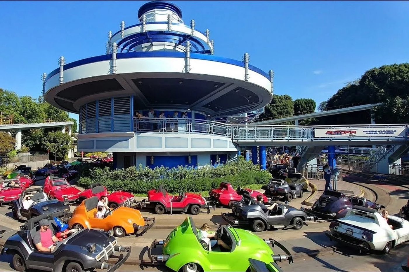 Диснейленд планирует электрифицировать аттракцион Autopia
