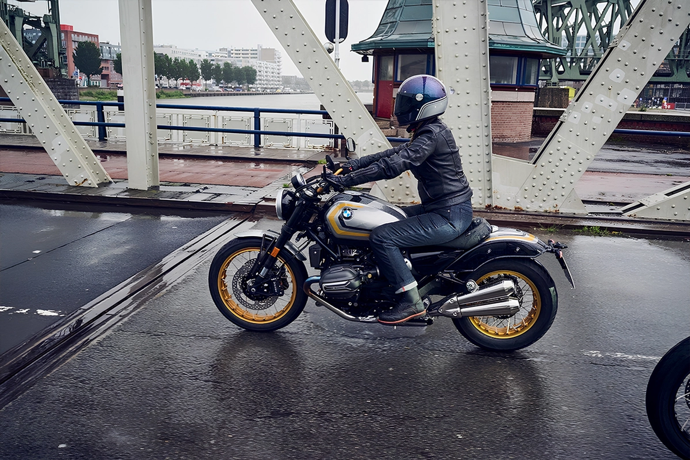 BMW представила новый родстер R 12 nineT и круизер R 12