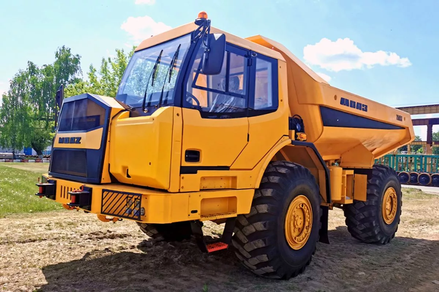 Первый самосвал новой модели МоАЗ-75053 отгружен заказчику