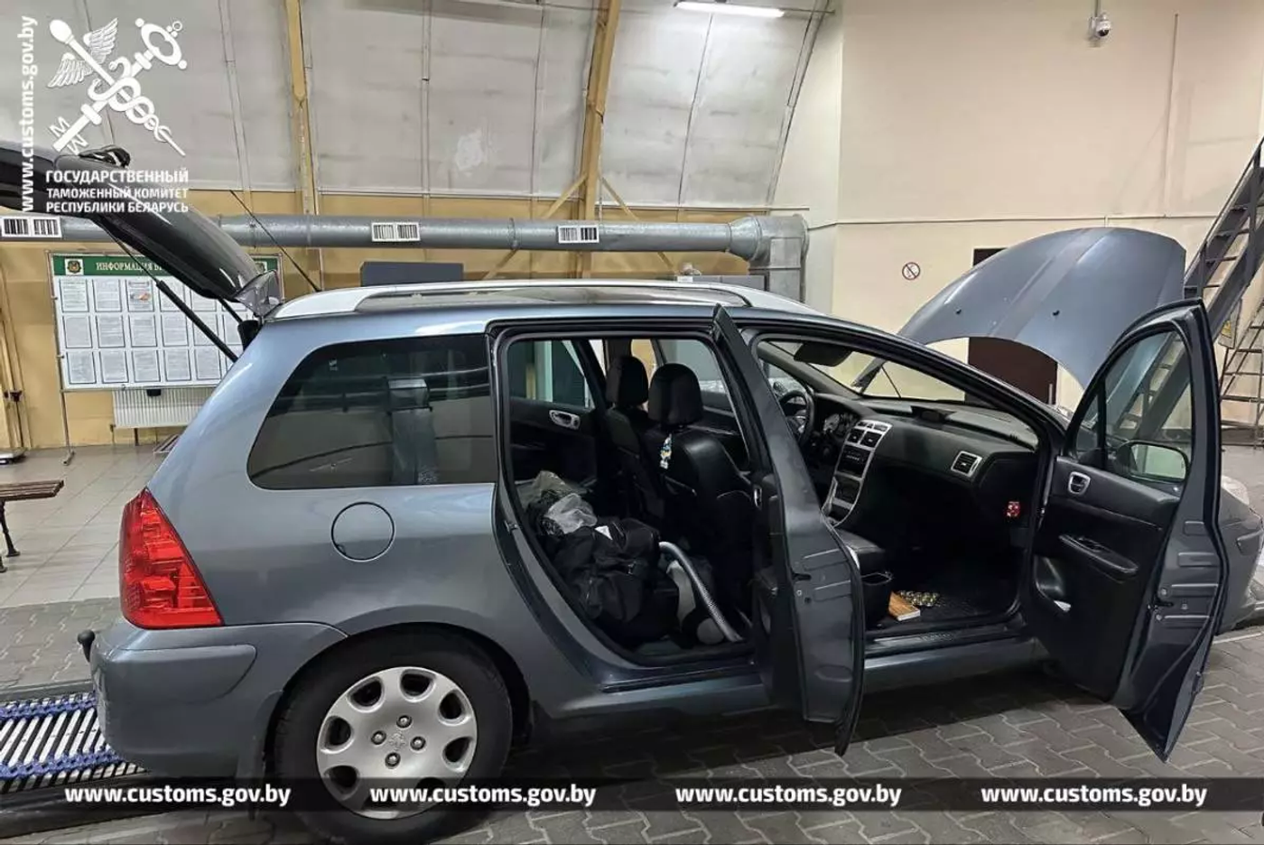 Таможня выявила схему ввоза автомобилей с поддельными белорусскими номерами из Польши