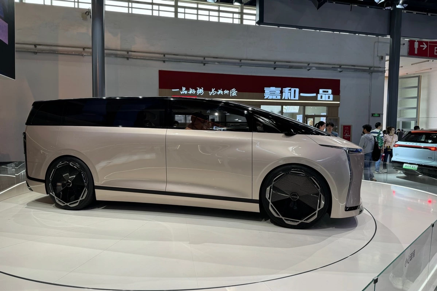 В Пекине открылся автосалон Auto China 2024: наш онлайн-репортаж