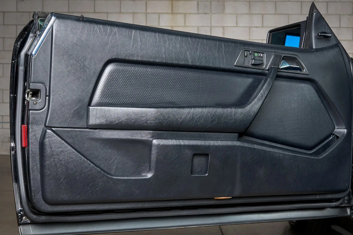 Один владелец! Mercedes-Benz 300CE 1989 года выставлен на аукцион