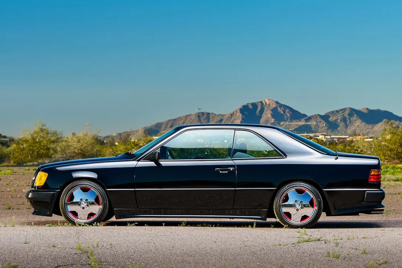 Один владелец! Mercedes-Benz 300CE 1989 года выставлен на аукцион
