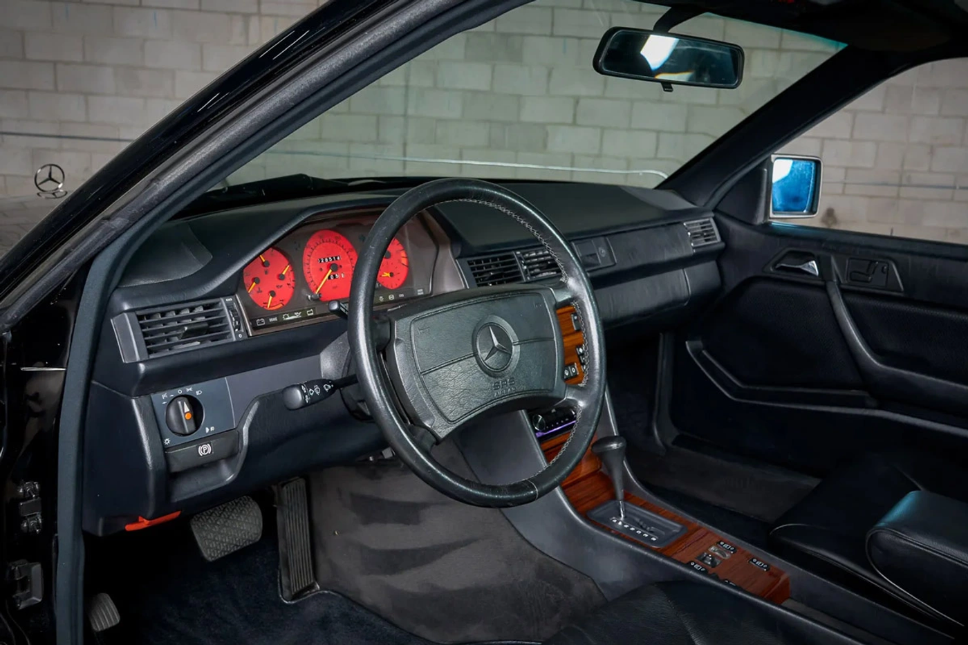 Один владелец! Mercedes-Benz 300CE 1989 года выставлен на аукцион