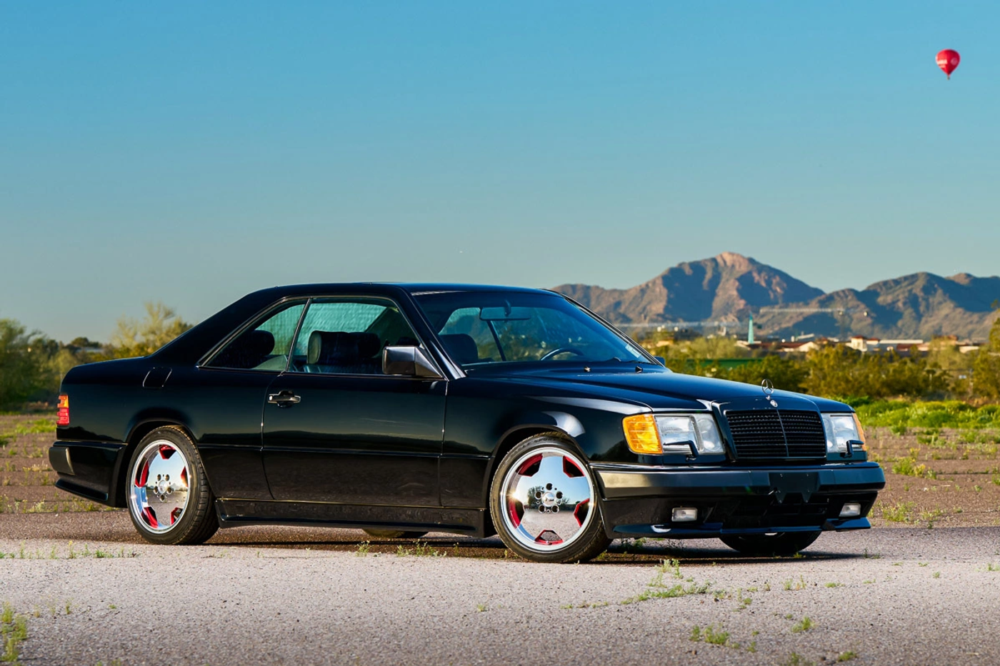 Один владелец! Mercedes-Benz 300CE 1989 года выставлен на аукцион