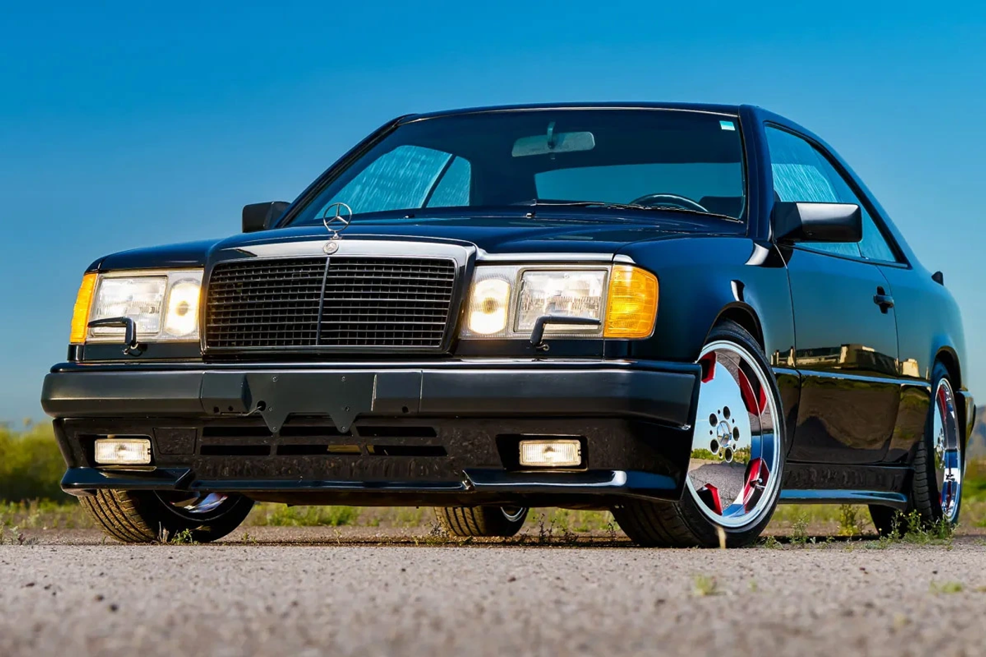 Один владелец! Mercedes-Benz 300CE 1989 года выставлен на аукцион