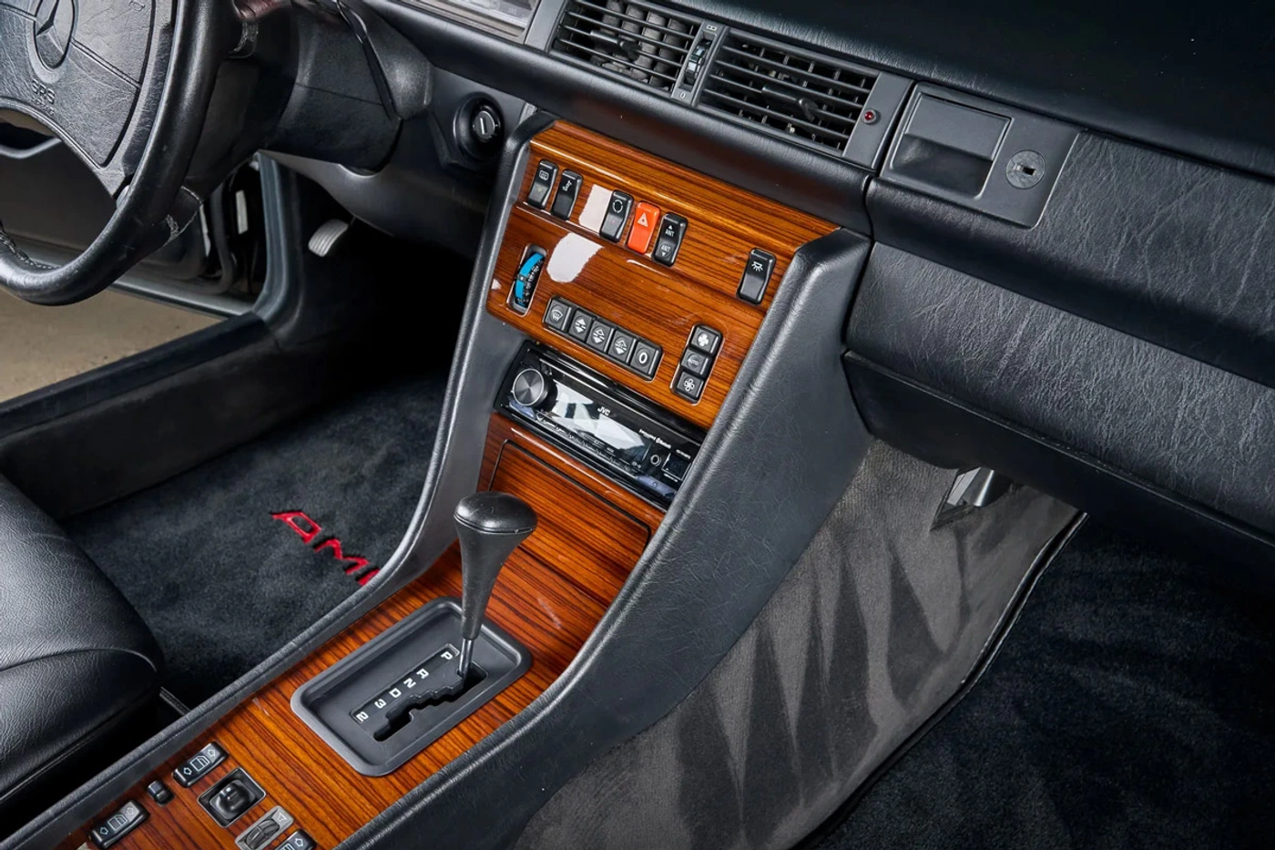 Один владелец! Mercedes-Benz 300CE 1989 года выставлен на аукцион