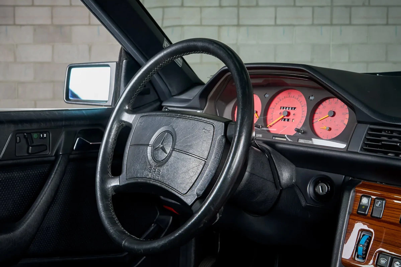 Один владелец! Mercedes-Benz 300CE 1989 года выставлен на аукцион