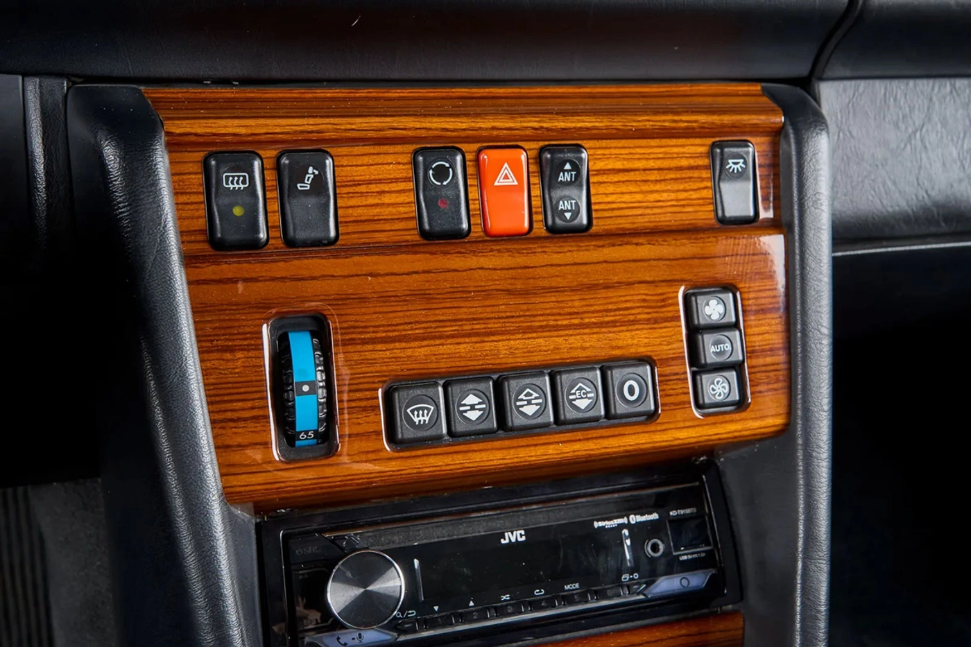 Один владелец! Mercedes-Benz 300CE 1989 года выставлен на аукцион