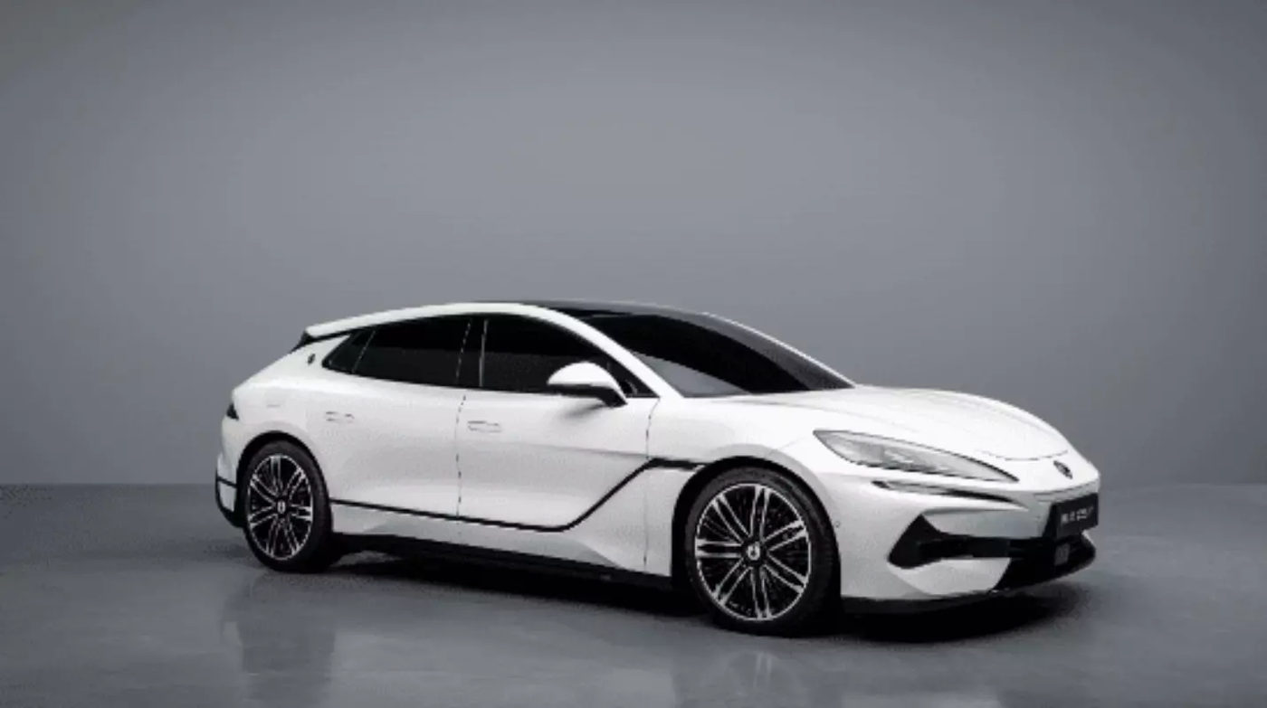 Рассекречен интерьер европейской модели Denza Z9 GT
