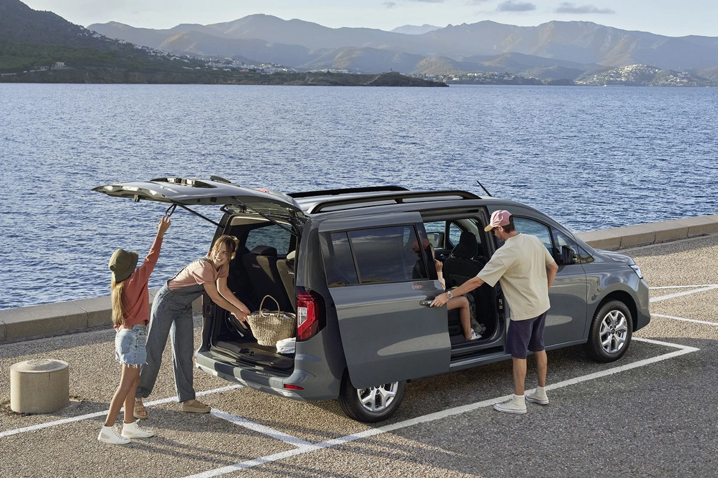 Представлен семиместный электрический вэн Nissan Townstar Evalia