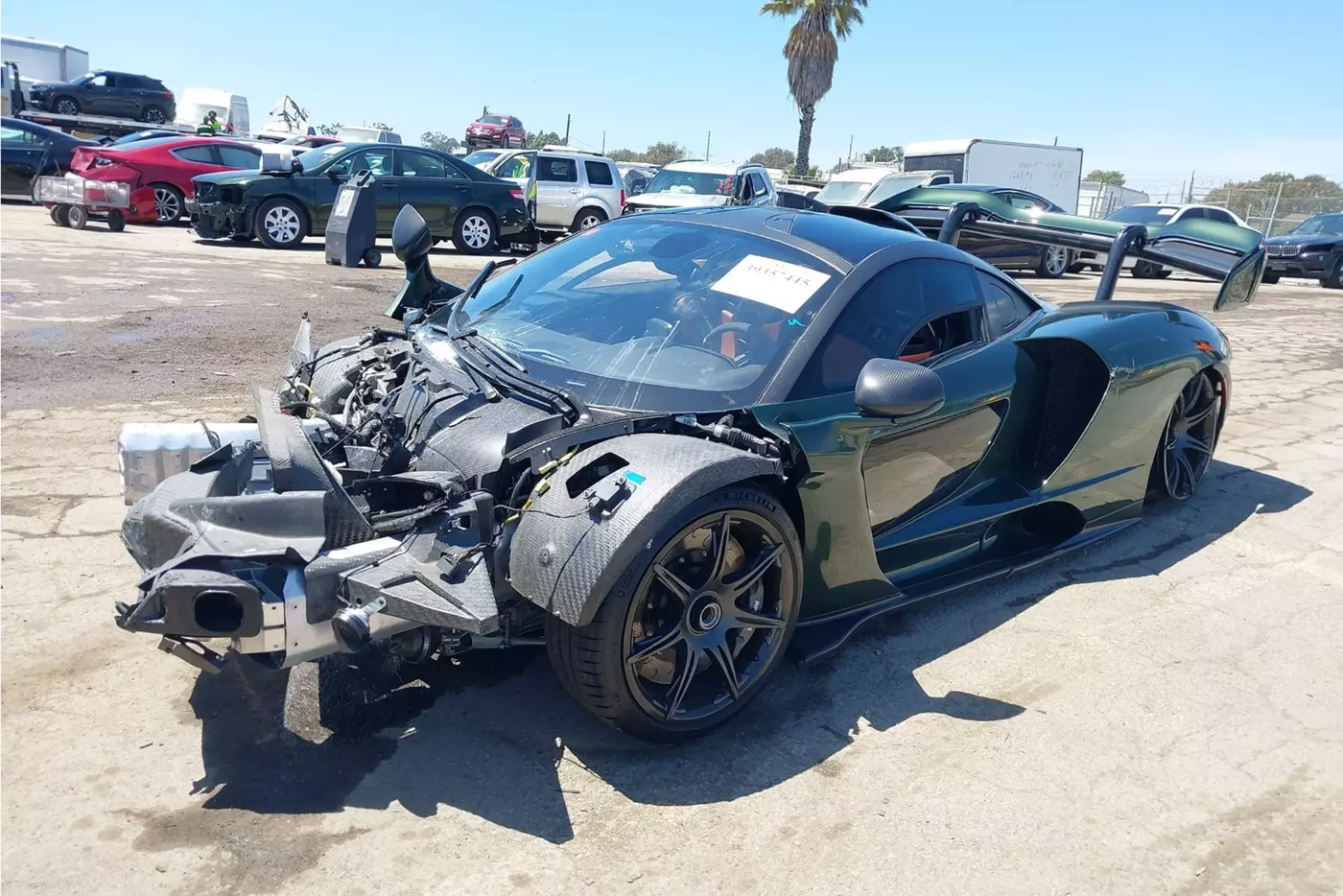 McLaren Senna, въехавший в автосалон Lexus, выставлен на аукцион