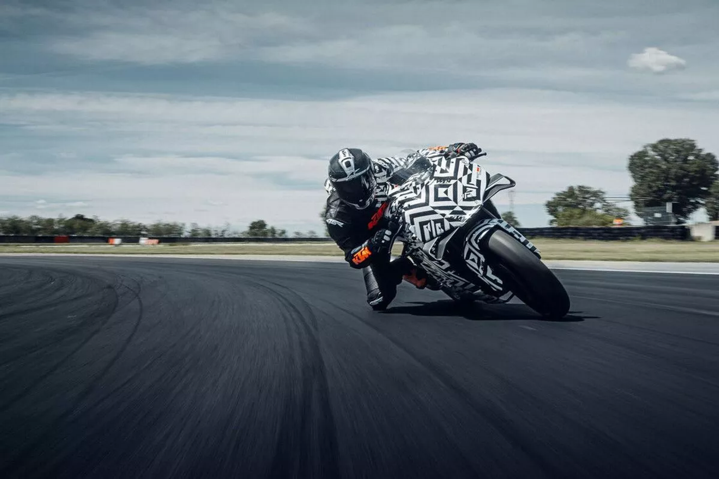 KTM проводит испытания долгожданного 990 RC R