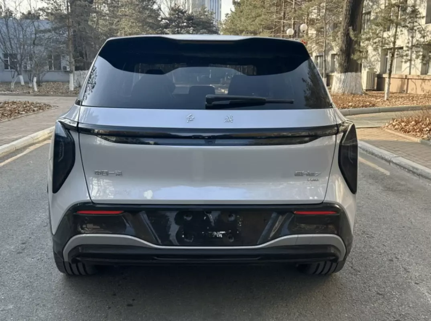 В Китае представлен Hongqi EHS7 с технологией замены батареи