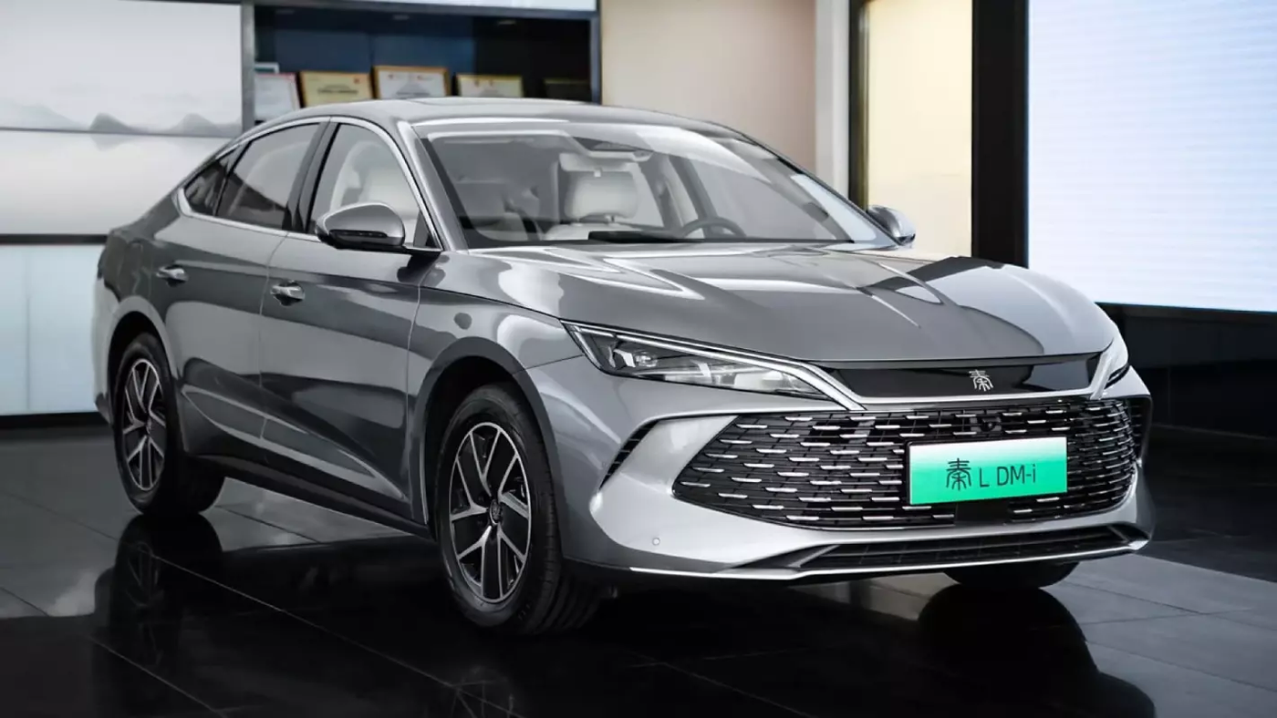 С пастью дракона и огромным сердцем: BYD Qin L DM-i появился в китайских салонах