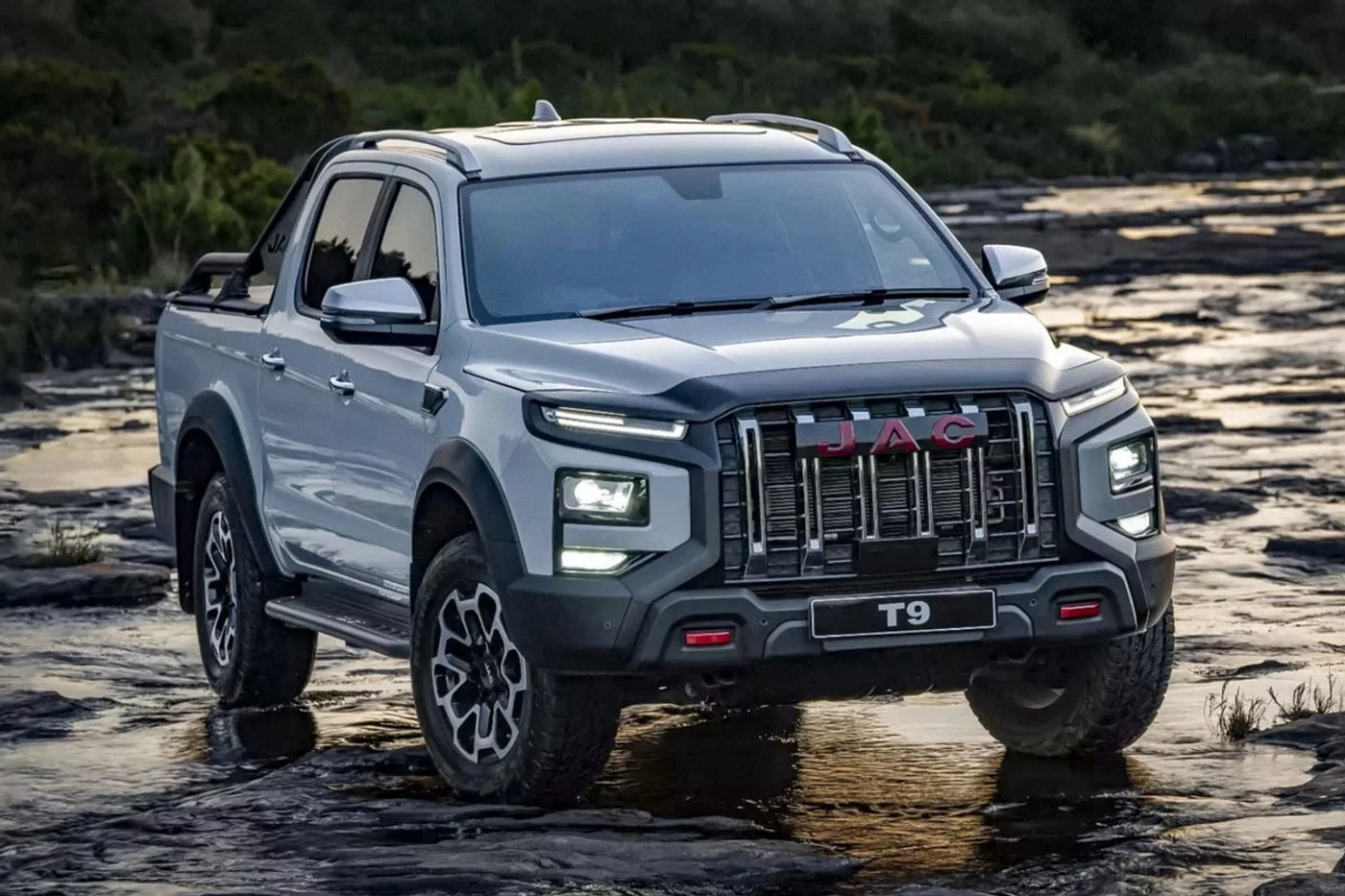 С дизелем и автоматом: в Беларуси появится флагманский пикап JAC T9
