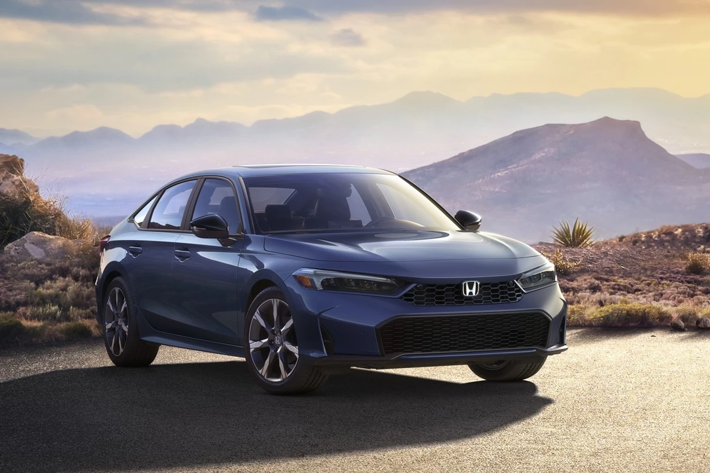 Honda представила обновленные седан и хэтчбек Civic
