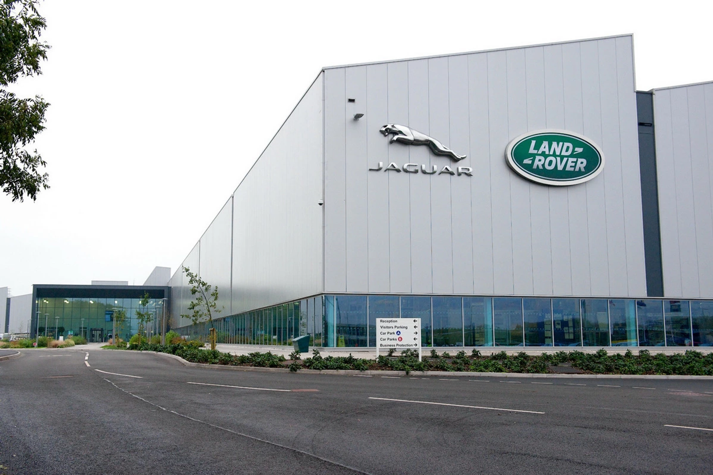 JLR направил $6,3 млн на спецодежду и радиоприемники для сотрудников