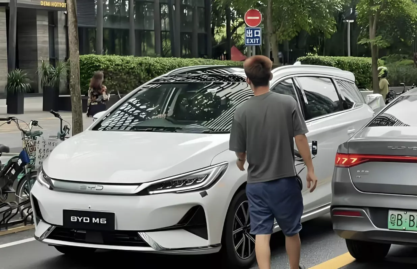 Полностью электрическую версию BYD M6 впервые показали вживую
