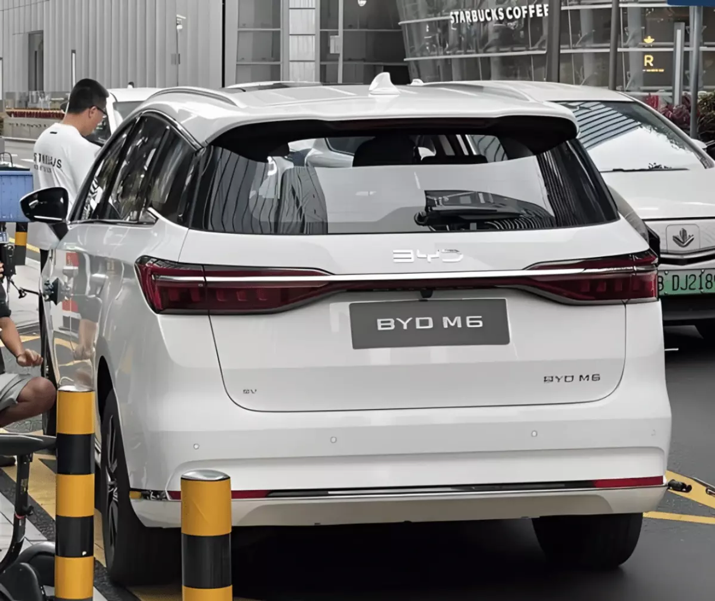 Полностью электрическую версию BYD M6 впервые показали вживую