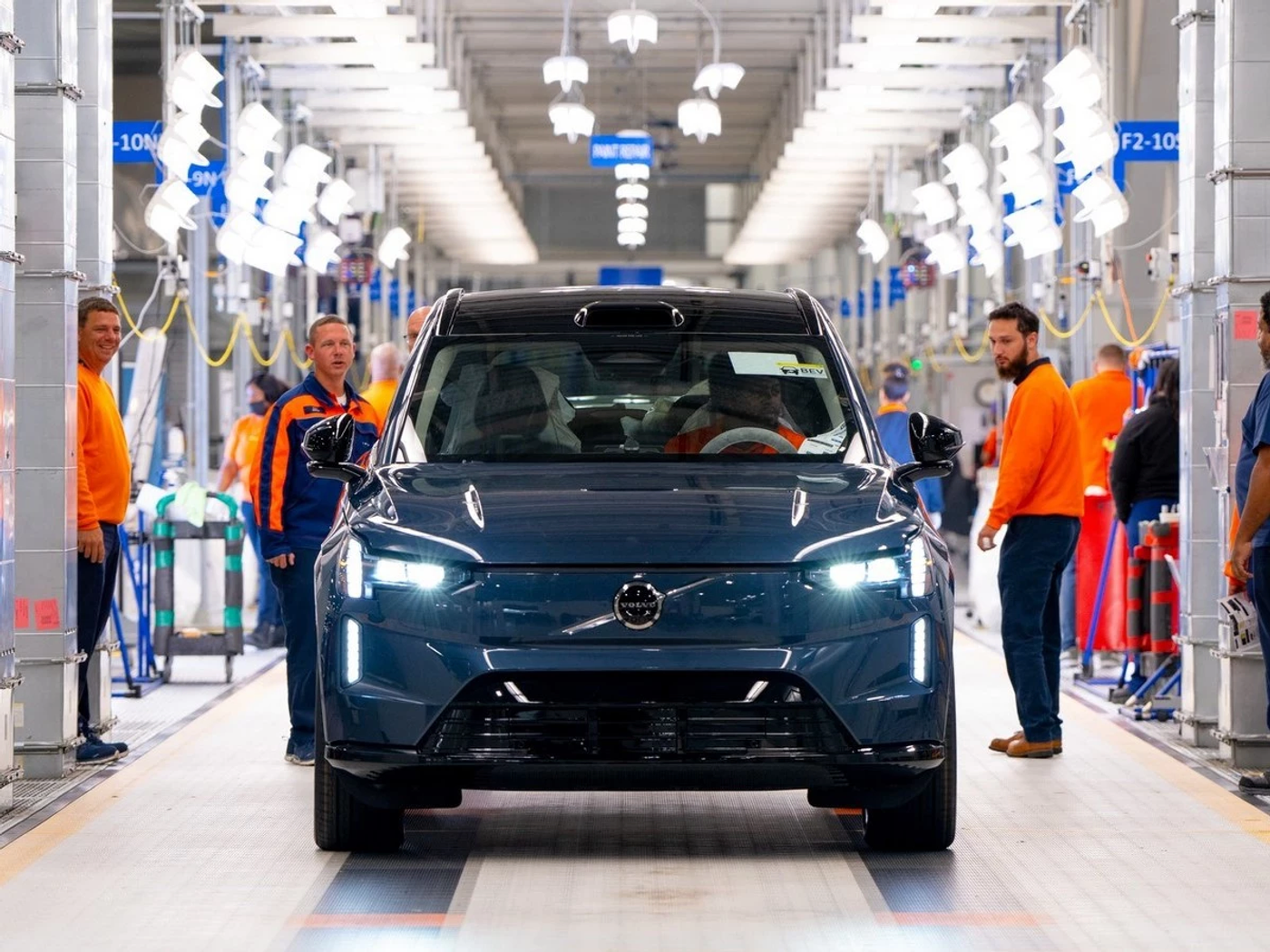 В США стартовало серийное производство кроссовера Volvo EX90
