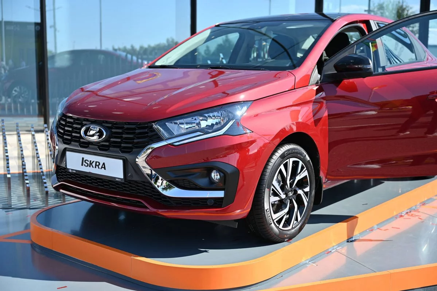Вазовская Iskra: первый взгляд на новый седан Lada