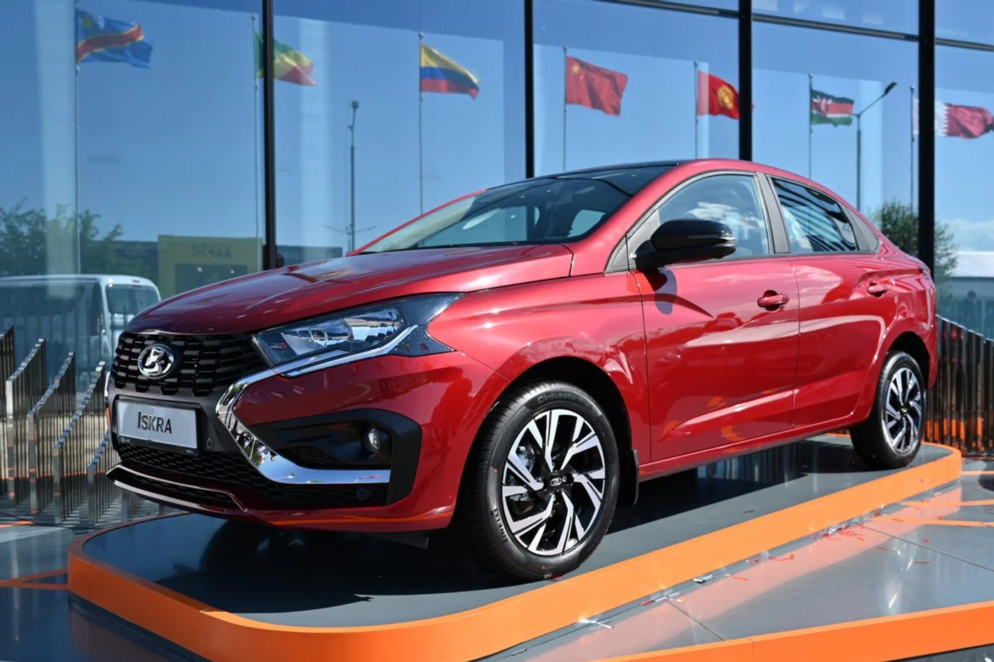 Вазовская Iskra: первый взгляд на новый седан Lada