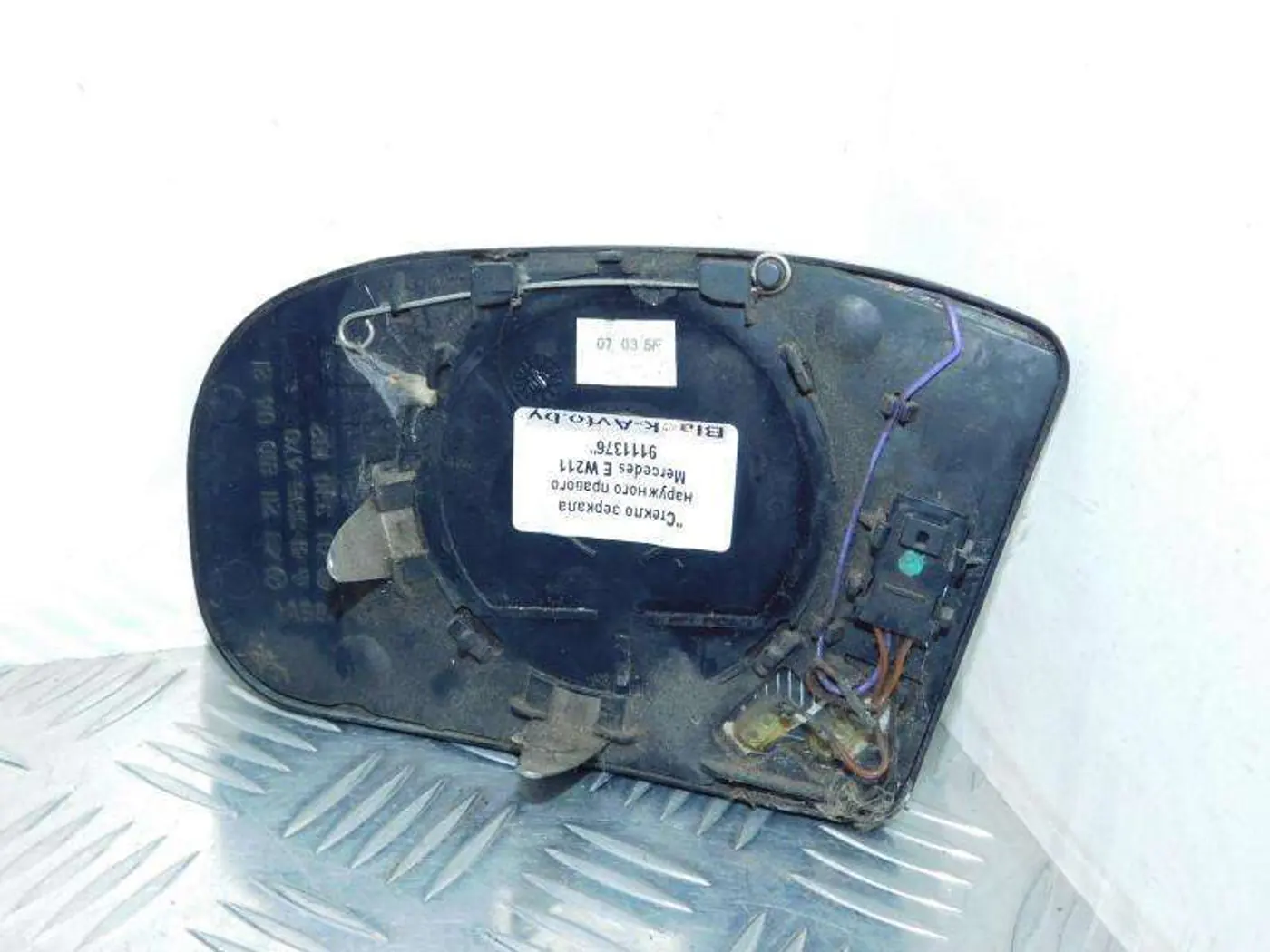 Стекло зеркала наружного правого к Mercedes-Benz W124 2003