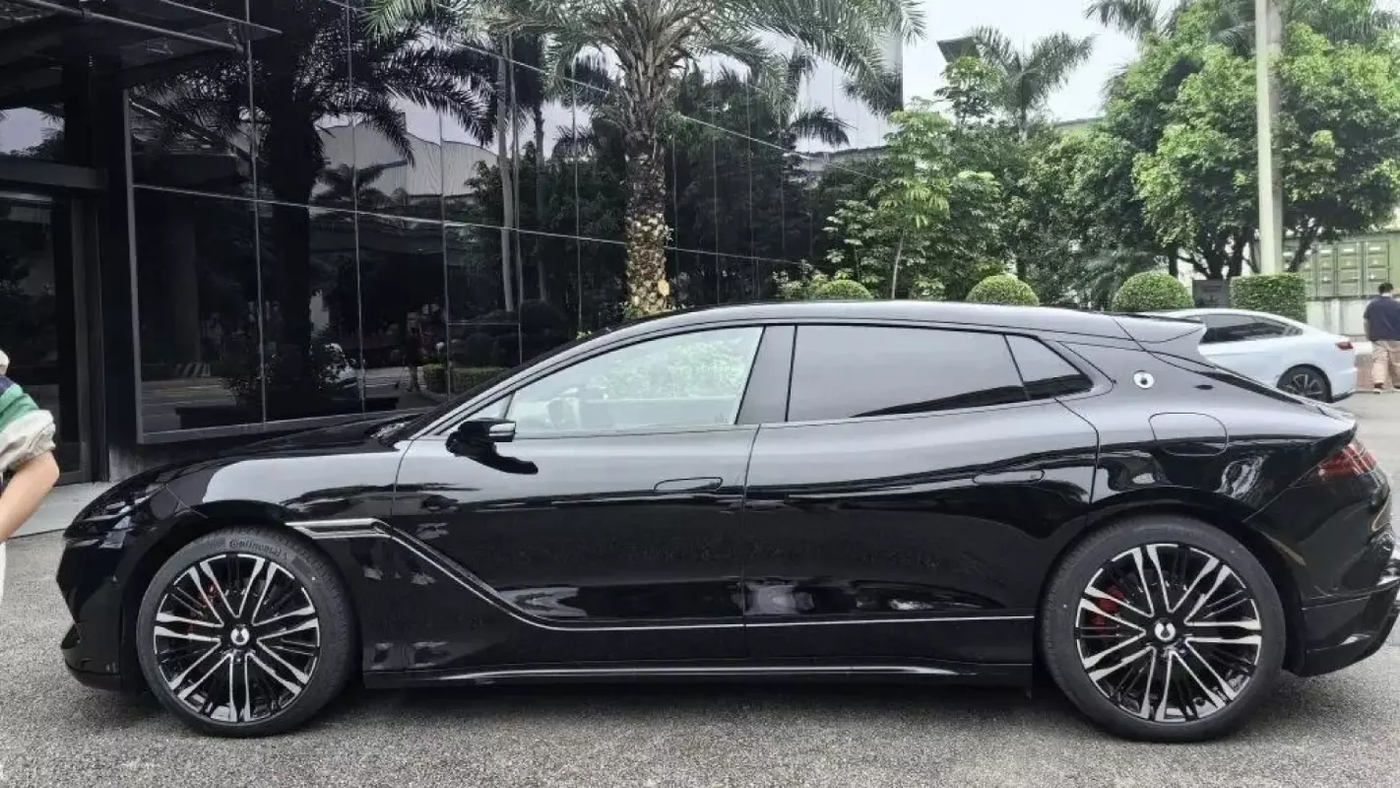 Denza Z9 GT был замечен в Китае без камуфляжа во время дорожных испытаний