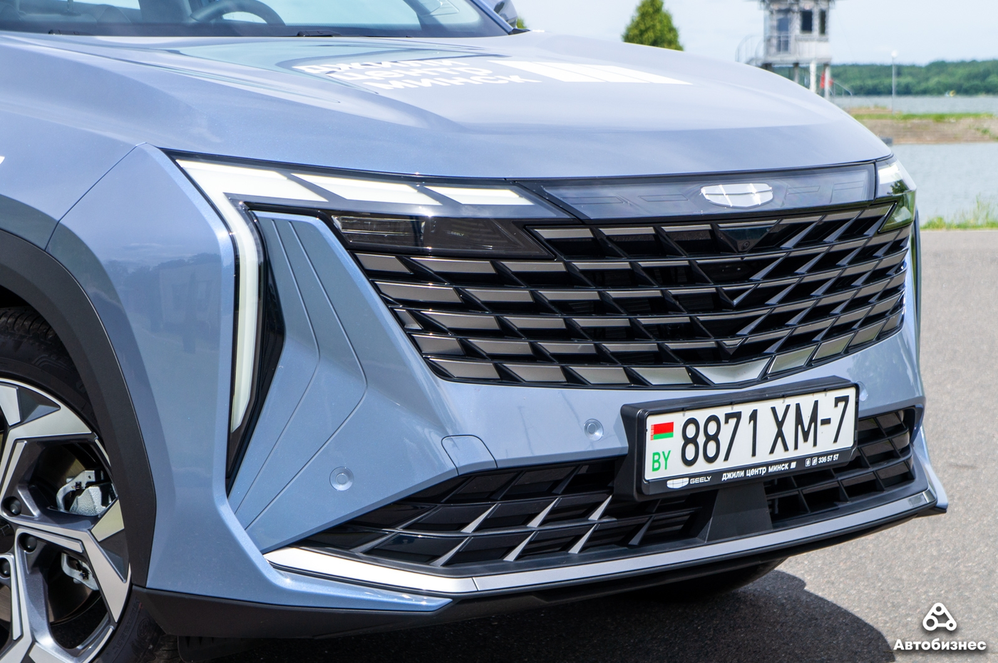 Дайте две! Тест-драйв нового Geely Atlas