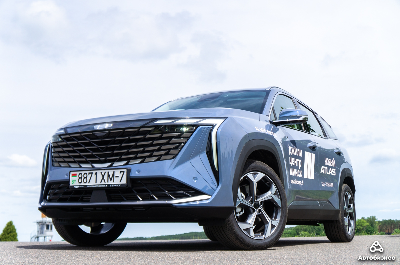 Дайте две! Тест-драйв нового Geely Atlas